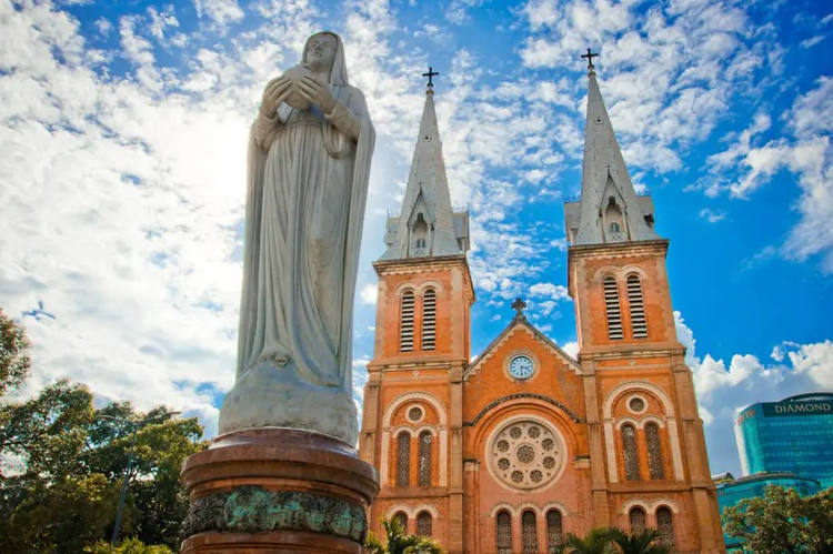 Cathédrale à Ho Chi Minh-Ville