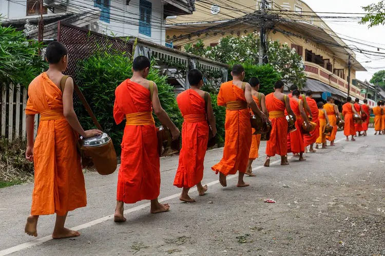 Les  moines dans la rue au Laos