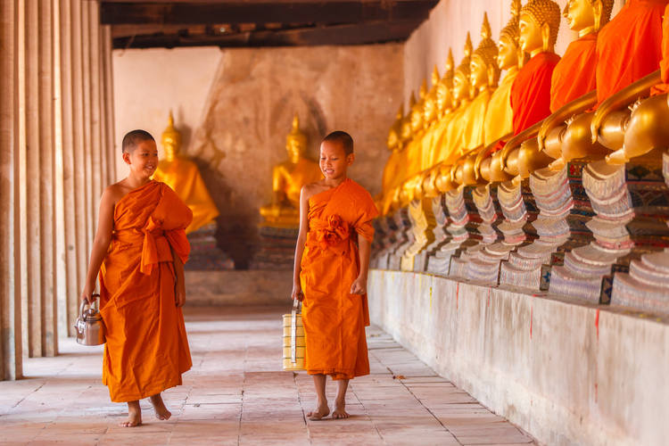 Deux petits moines en Thaïlande