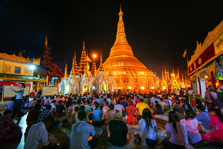 Prier face à la pagode Shwedagon