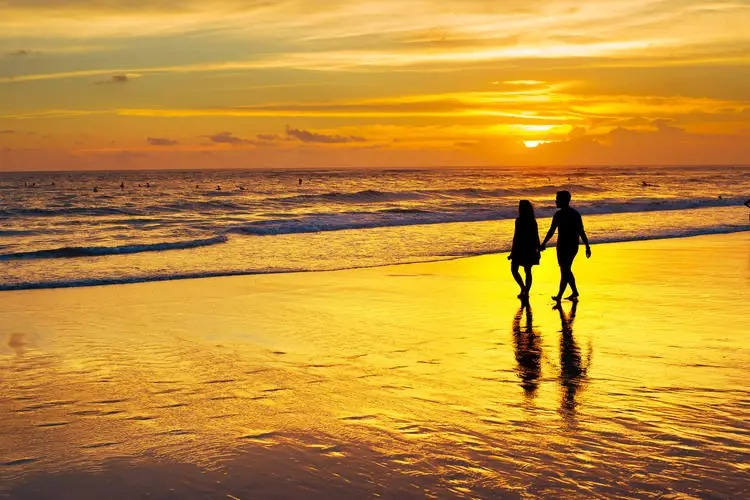 Faites une promenade romantique à la plage de Bali